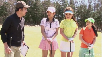الرجال الآسيوية مع الآباء الصغيرة لعب الغولف عارية